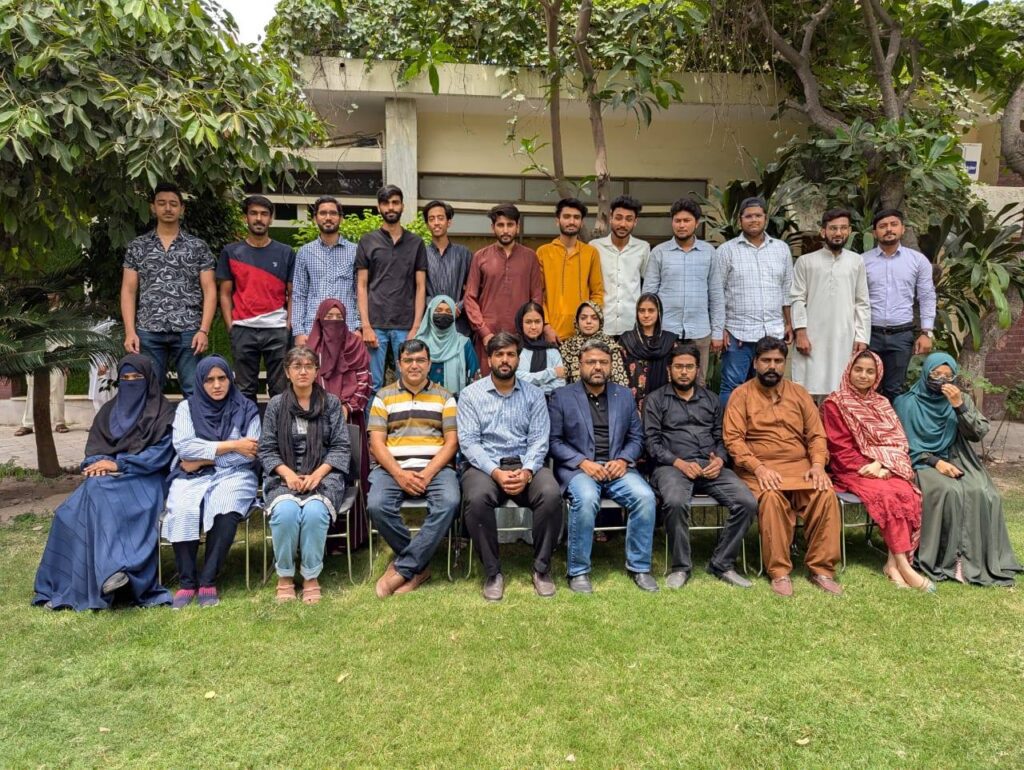 A final image with students of social media marketing course in lahore.